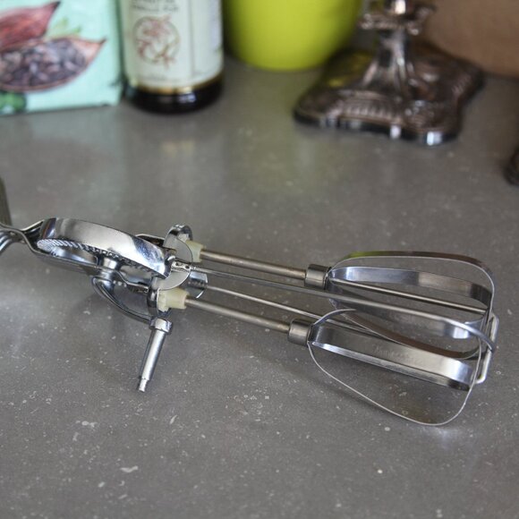 Antique Hand Mixer (Made in England) - Picture 2 of 7